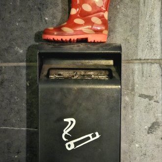 Droite sous sa botte