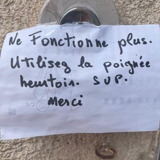 Utilisez la poignée heurtoir