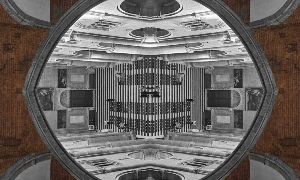 Couvercle posé sur le gouffre de la vacillation