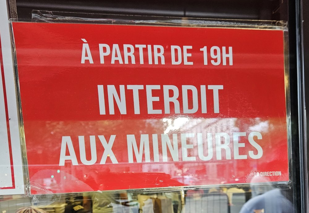 À partir de 19 heures interdit aux mineures