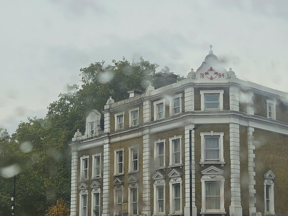 Puis il se mit à pleuviner