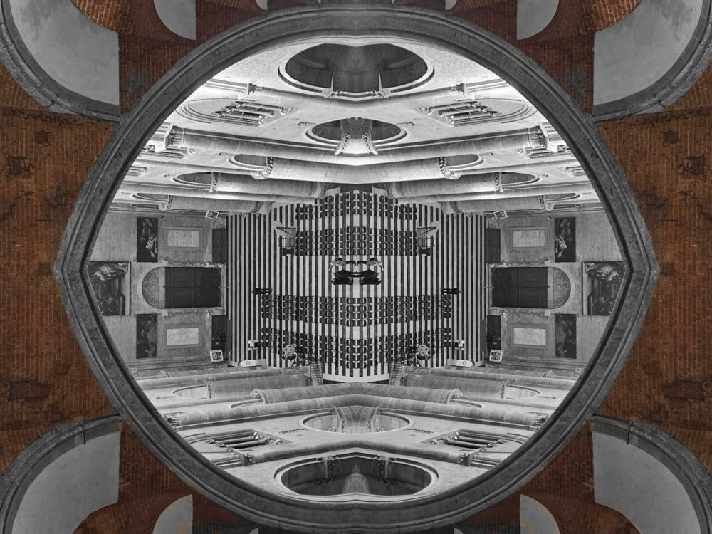 Couvercle posé sur le gouffre de la vacillation