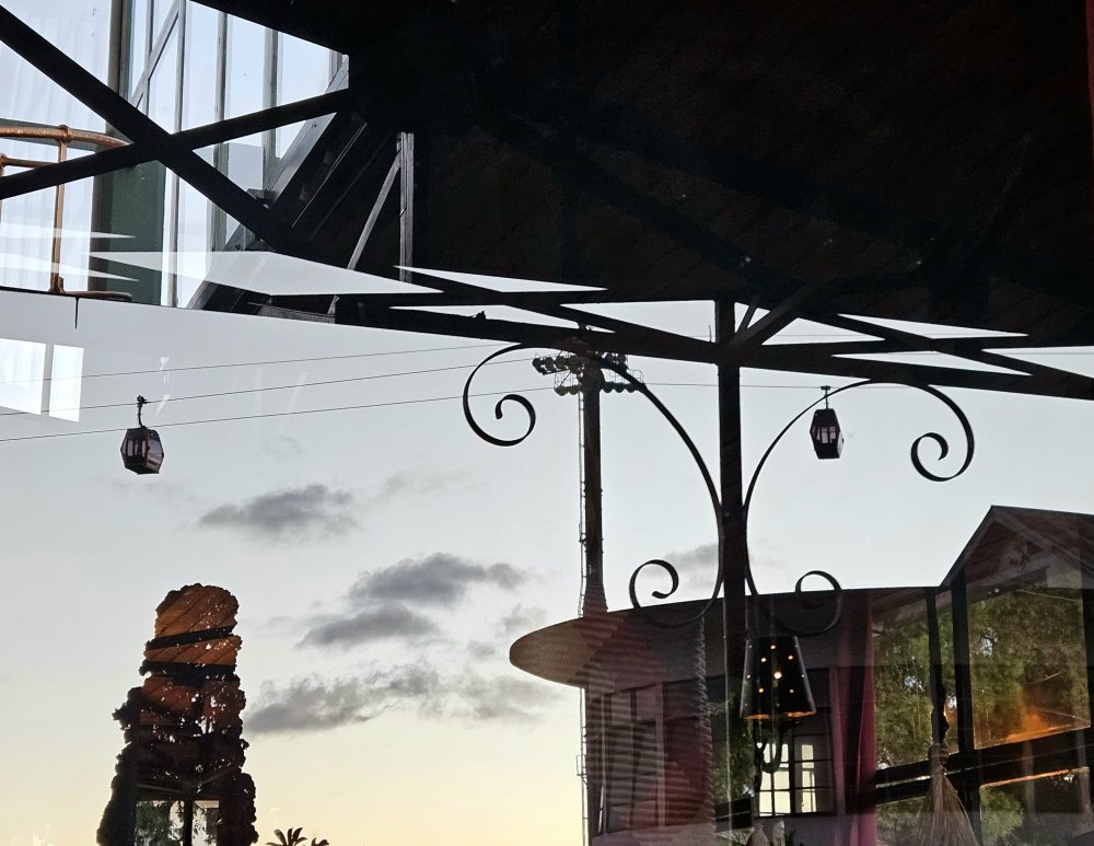 La nuit tombe et c'est son droit