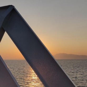 Cingler tribord amures à l'allure du grand largue