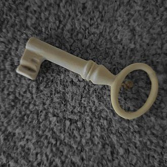 Les trois parties d'une clef sont l'anneau, la tige et le panneton