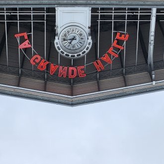 Planquée derrière une sorte de nonchalance