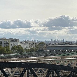 Contemplation aux parapets des ponts